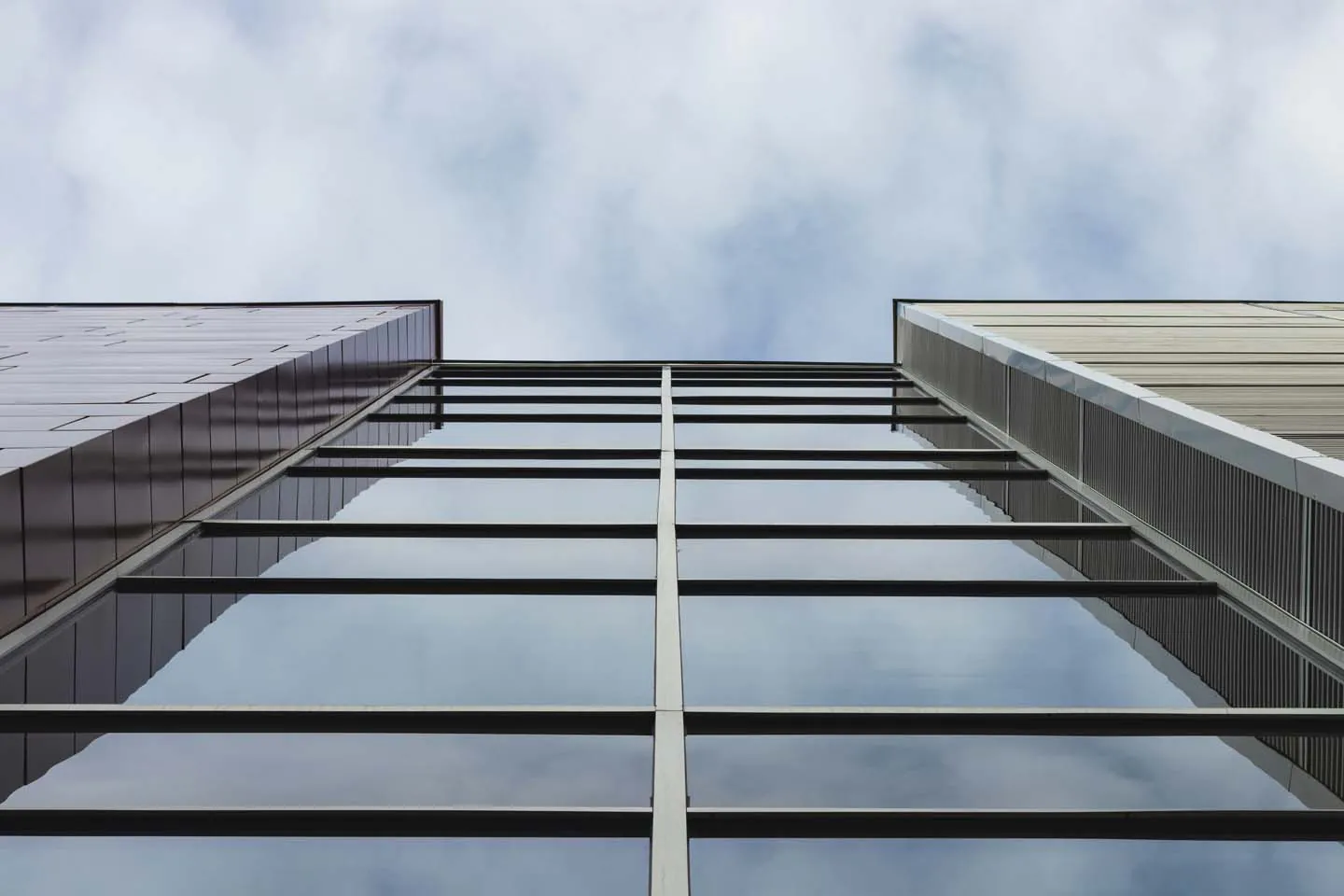 Vertical and horizontal centering in CSS